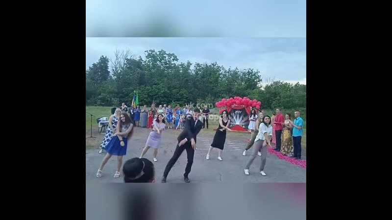 Учителя станцевали на