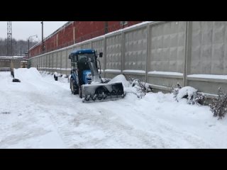 Минитрактор LS J23 чистит снег шнекороторным снегоуборщиком с гидроприводом