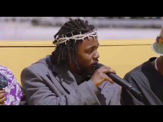 Kendrick Lamar выступает на показе «Louis Vuitton»