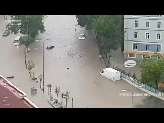 Полное разрушение Турции. Свирепый ураган в Анкаре срывал крыши. Наводнение и град добили столицу.mp4