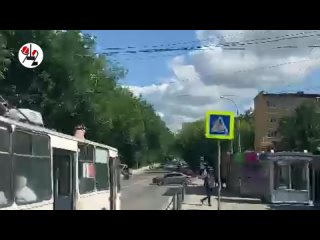 Наркоманку люто штырит на крыше троллейбуса. Re