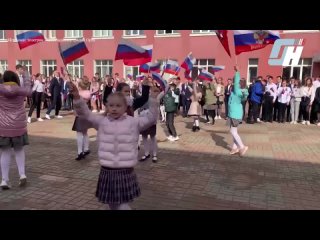 В Орле школьники танцевали с российским флагом под Дениса Майданова (2)