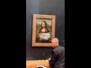 В Лувре неизвестный напал на «Мону Лизу» и испачкал ее тортом