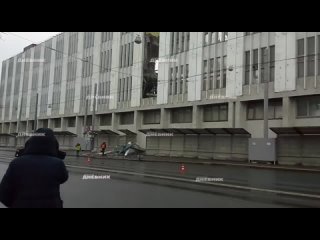 Обрушилась часть фасада Невского завода
