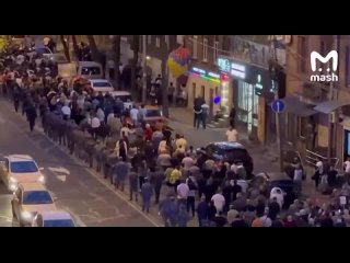 Кортеж Никола Пашиняна насмерть сбил беременную женщину в Ереване. Теперь там многотысячные митинги — люди требуют отставки прем