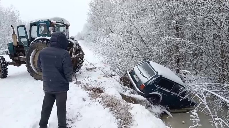 Трактор вытаскивает Ниву из