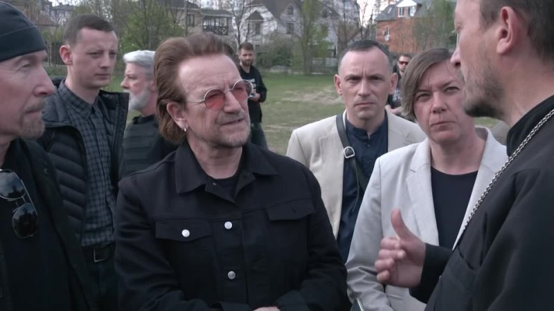 Участники группы U2 Боно и Эдж навестили город Буча в