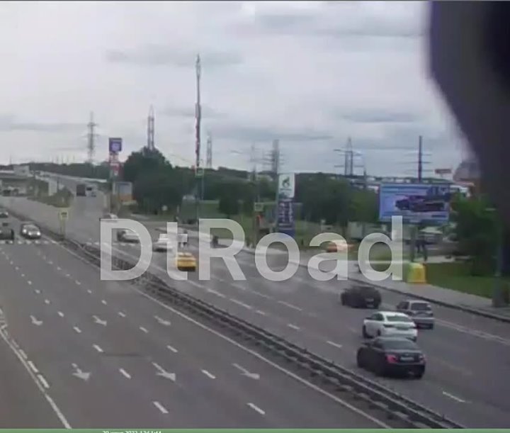 Таксист сбил трех пешеходов на переходе на Боровском шоссе в Москве

