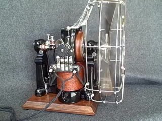 Вентилятор возрастом 129 лет. Работает на электричестве и лучше современных. Это прибор 1892 года выпуска фирмы Crocker-Wheeler