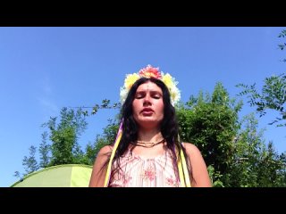 Родионова Инна  поёт защитные  мантры на природе летом 2014 года.