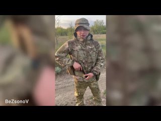 Очередной малолетка в украинской терробороне. Позирует в военной форме и с сигнальным пистолетом