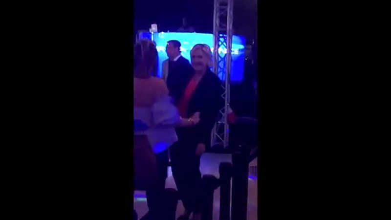 Marine Le Pen danse le