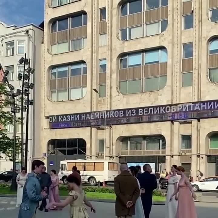Ничего особенного, просто бaл в Москве нa фоне бегущей строки со смертным приговором инострaнным нaемникaм, приехaвшим нa Укрaину…
