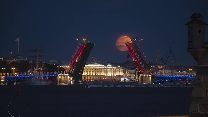 Луна спб 2024. Суперлуние в Питере. Луна над Питером. Огромная Луна над Питером. Луна над Питером сейчас.