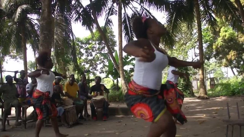 Либерия: Как встречают туристов африканские девушки.