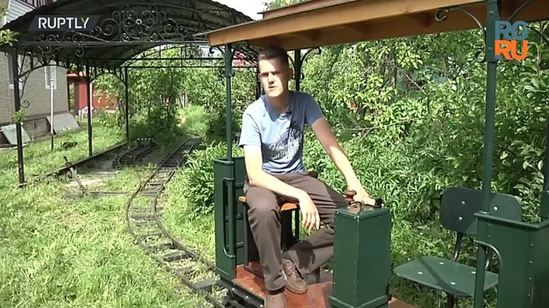 Студент из Петербурга построил трамвайные пути на даче