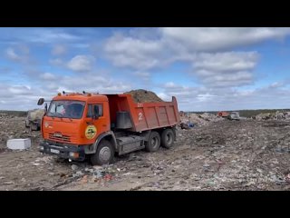 В Якутске третий день тушат пожар на мусорном полигоне