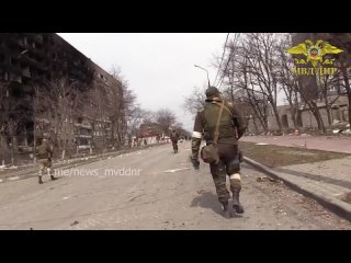Украинские чиновники посылали гражданских в зону боевых действий.