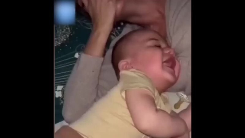 Малыш смеётся во сне