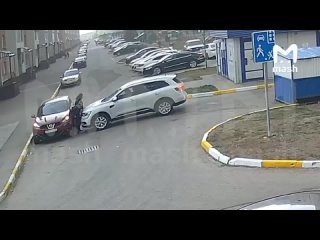 В Омске поднялся настолько сильный ветер, что сдвинул с места автомобиль