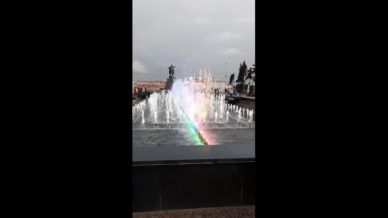 27 05 2022 Светомузыкальный фонтан у Финляндского вокзала на площади Ленина
