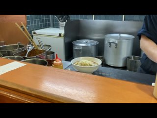 Последние штрихи к классической чаше сёю рамен в ресторане 麺ロード в Токио