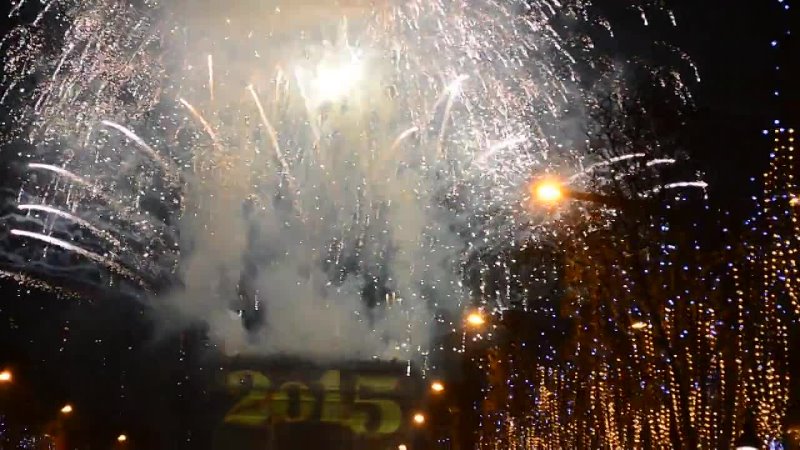 Nouvel An 2015 : un feu dartifice sur les Champs
