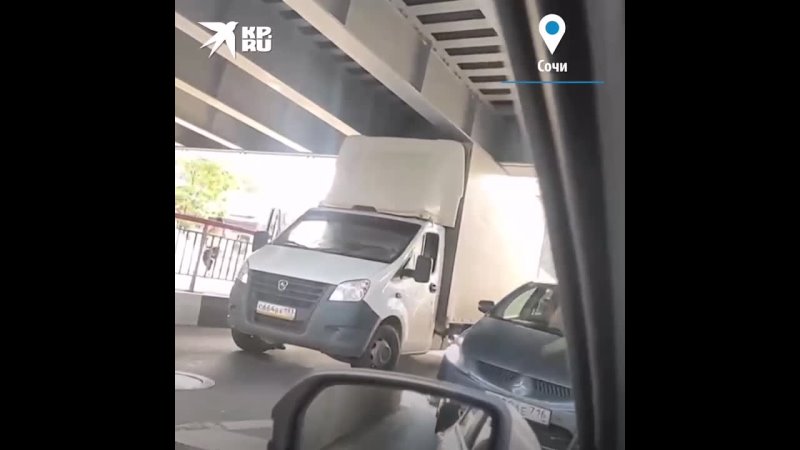 🚚 Ещё один неудачник Под мостом на Ареде застрял невнимательный водитель грузовика Сочинцы уже прозвали мостом дураков Анало