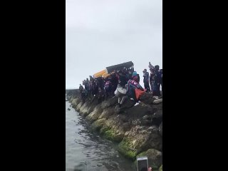 These guys are crazy... Trabzonspor fans threw coffins into the Black Sea with the colors of the Ist