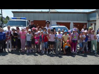 В Тюменской области полицейские и общественники провели экскурсию для детей из пришкольного лагеря