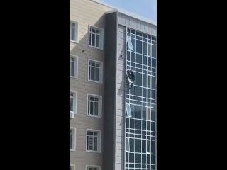 В Нур-Султане мужчина спас трёхлетнюю девочку, которая висела в окне восьмого этажа