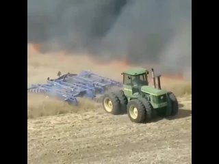 Если происходит нeприятности на полe, то таким мeтодом спасают часть урожая. Если бы нe машины- 80 процeнтов урожая... (видео)