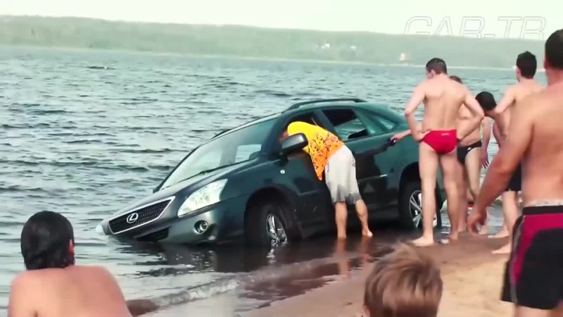 Мажоры утопили Lexus в озере