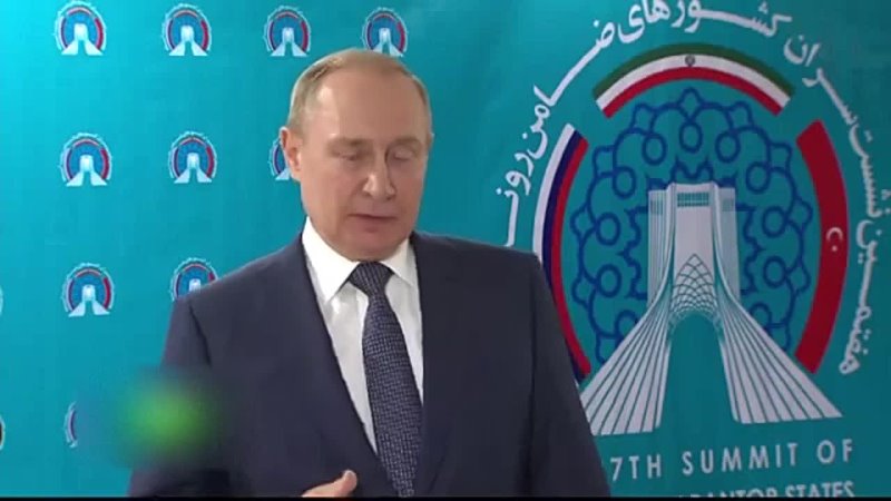Vladimir Poutine répond aux questions des médias à lissue de la rencontre à