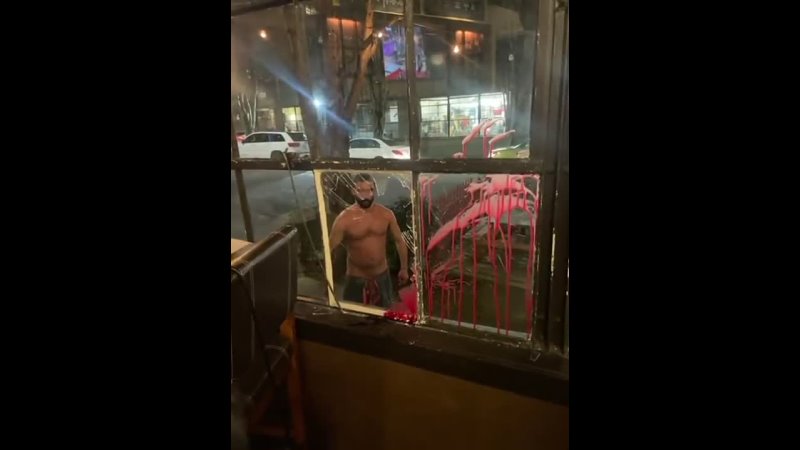 Мужик разбил окно ресторана кулаком ДЕРЗКИЙ КВАДРАТ