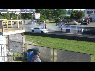 C8 Corvette против Hellcat Charger Widebody - Drag Racing