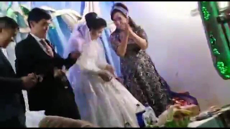 Невеста узбекистан жених. Свадьба в Узбекистане. Обычная узбекская свадьба. В Узбекистане ударил невесту. Узбекская свадьба жених ударил невесту.