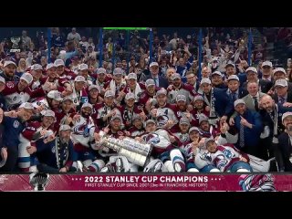 Avalanche take picture with Cup Jun 27, 2022