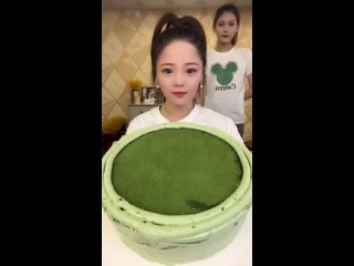 Красивая китаянка ест торт Mukbang / Мокпан / Мокбан / Мукбанг