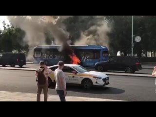 Электробус сгорел на Страстном бульваре