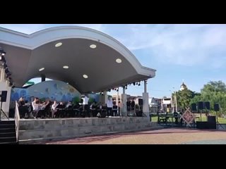 В Екатерининском парке выступает оркестр Юридического института МВД