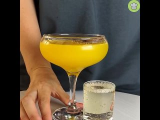 Летний, освежающий коктейль на основе ванильной водки и пюре маракуйя