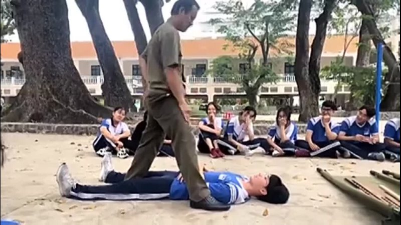 A highschool lesson about how to pick up and carry a wounded person,
