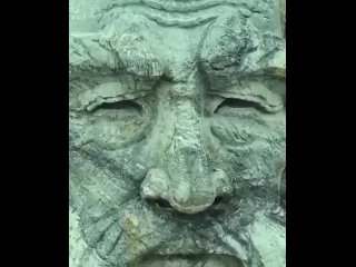 🗻Гигантская скульптура

Резьба увековечила образы Фу-си (мифического императора Китая) . Высота каменной статуи составляет 70,5