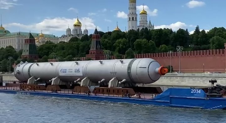 Крупногабаритное оборудование для модернизации Московского НПЗ доставили в столицу.