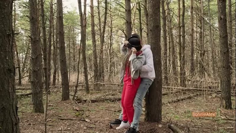 Молодая парочка решила заняться сексом прямо в лесу