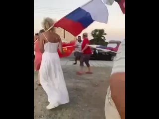 В Ларнаке во время сбора для автопробега в честь Дня флага России на активистку Ро...