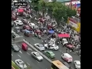Жители китайского города смели полки магазинов перед локдауном