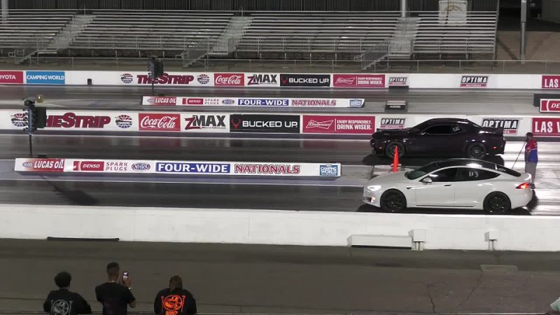 Tesla Model S против Dodge Challenger Scat Pack - Drag Racing