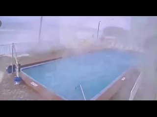 Un tornado pasa cerca de un grupo de bañistas en una playa de Florida